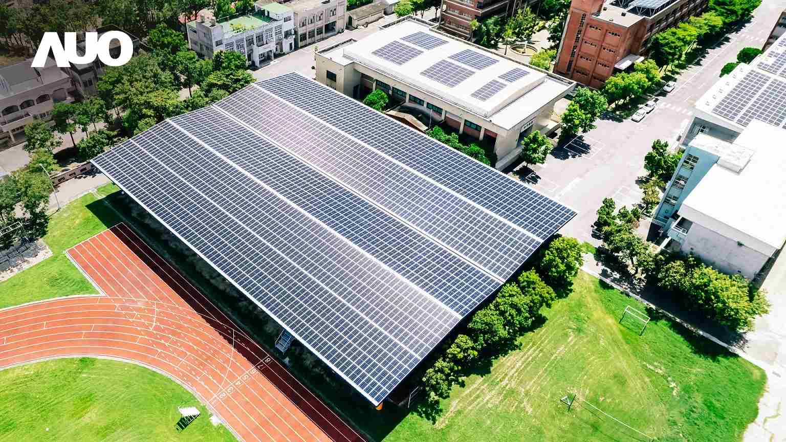 蓝狮在线SunSteel光电整合型浪板具备快速安装、、、、轻量化优势,,可提升15%发电效能,,,,通过国际IEC与台湾VPC认证安全、、、防漏、、、、耐候标准