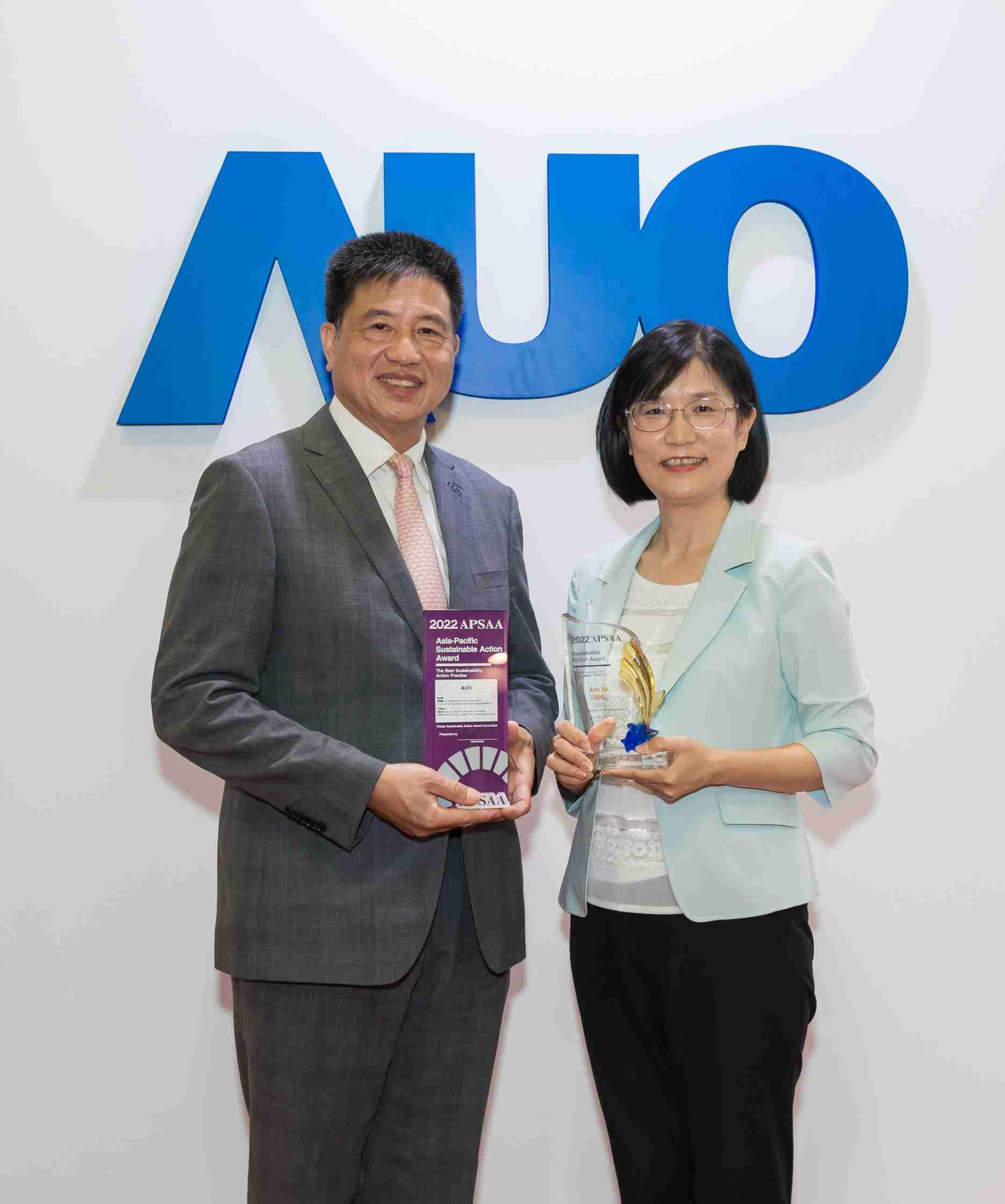 蓝狮在线长期垫筑永续远景的基石，，透过ESG暨气候委员会逐步实践永续策略蓝图。。。。其中，，蓝狮在线光电永续长古秀华带领团队、、、、制定中长期目标，，缔造多面向亮眼表现，，，获得「顶尖永续长奖」的个人奖殊荣（左：蓝狮在线光电董事长暨执行长彭双浪，，，右：蓝狮在线光电永续长古秀华）