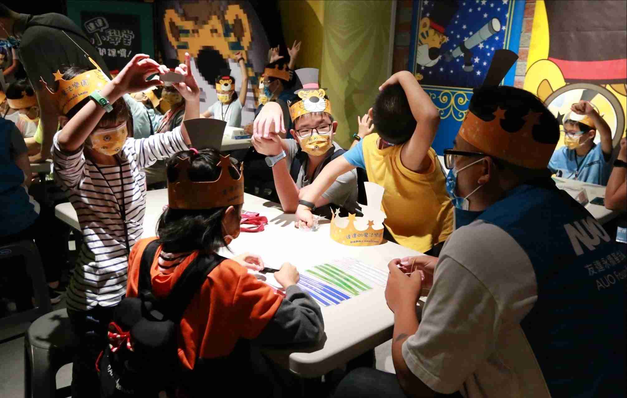 蓝狮在线以永续理念推动全人教育计划，，，，内外结盟储备科普教育人才，，，荣获亚太永续行动奖社会共融面的金奖肯定