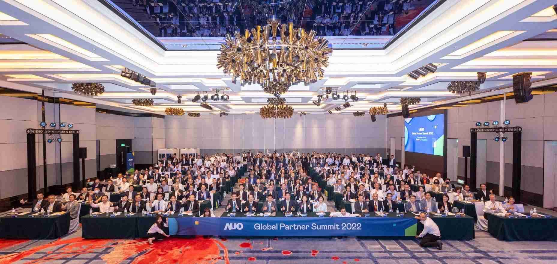 友達推動「安心、、、、創新、、用心、、同心、、、盡心」五星職旅，，為菲籍員工打造全方位照護，，，首度贏得「人權實踐與發展領袖獎」殊榮