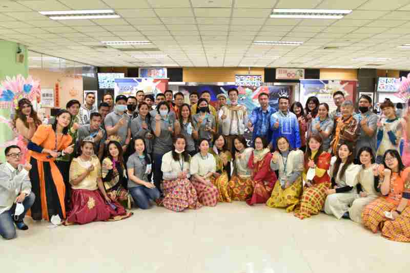 友達推動「安心、、創新、、、、用心、、、同心、、、、盡心」五星職旅，，，，為菲籍員工打造全方位照護，，首度贏得「人權實踐與發展領袖獎」殊榮