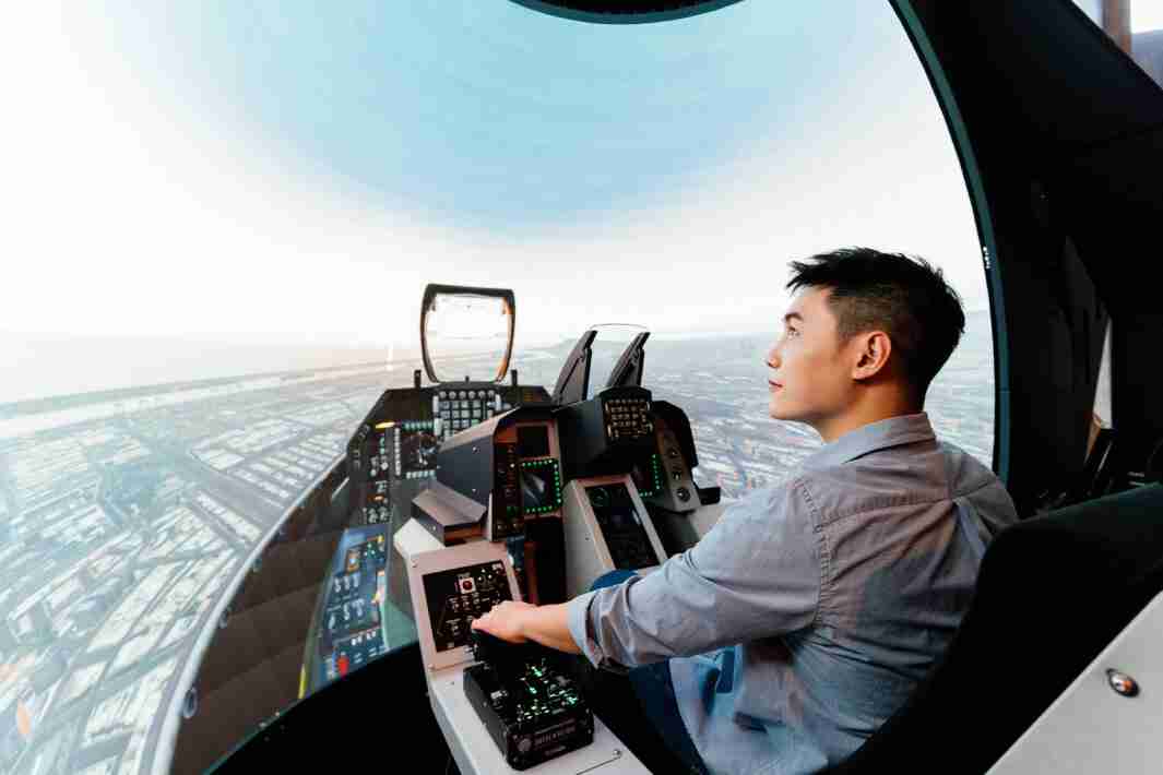 蓝狮在线以P1.25小间距打造球形LED模拟舱，，，搭配智崴的精密六轴动态座椅，，，结合蓝狮在线专业影像调校技术，，，，呈现拟真模拟飞行场景