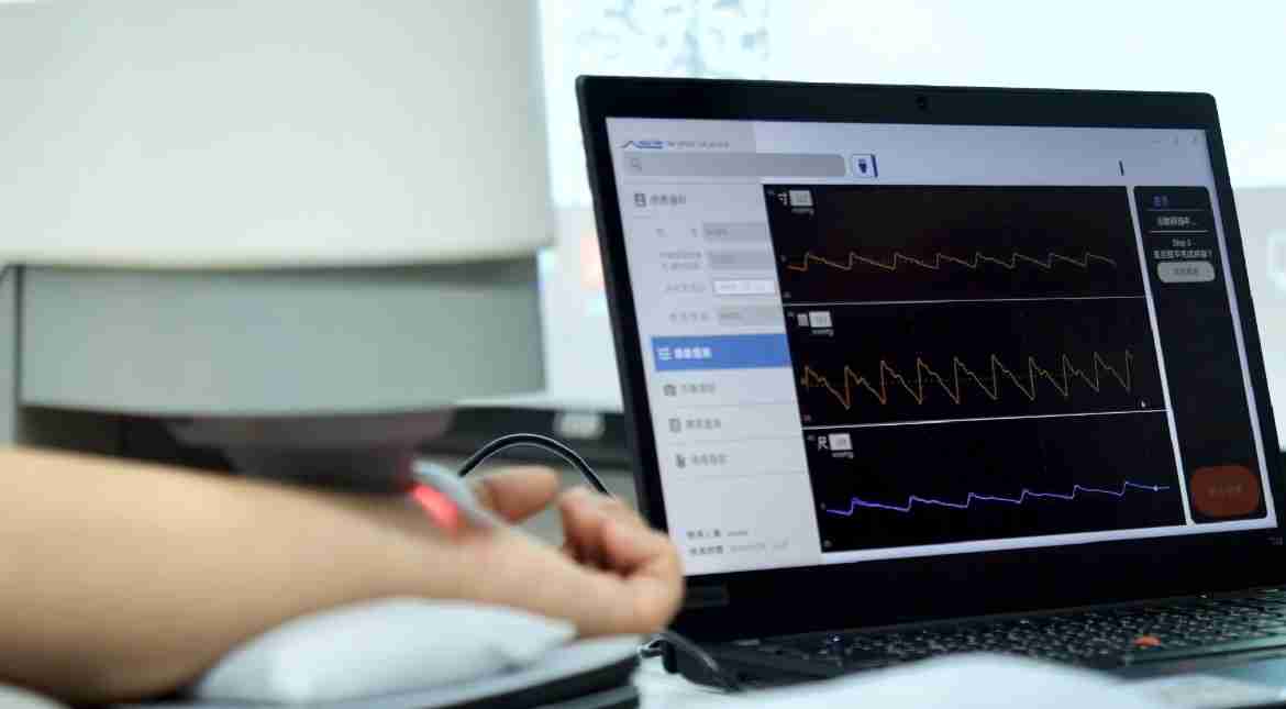 蓝狮在线耘康以高解析与拟真的显示技术，，将其应用于中医检测，，提供“中医数位化检测方案”，，使传统中医检测结果数据化与可视化