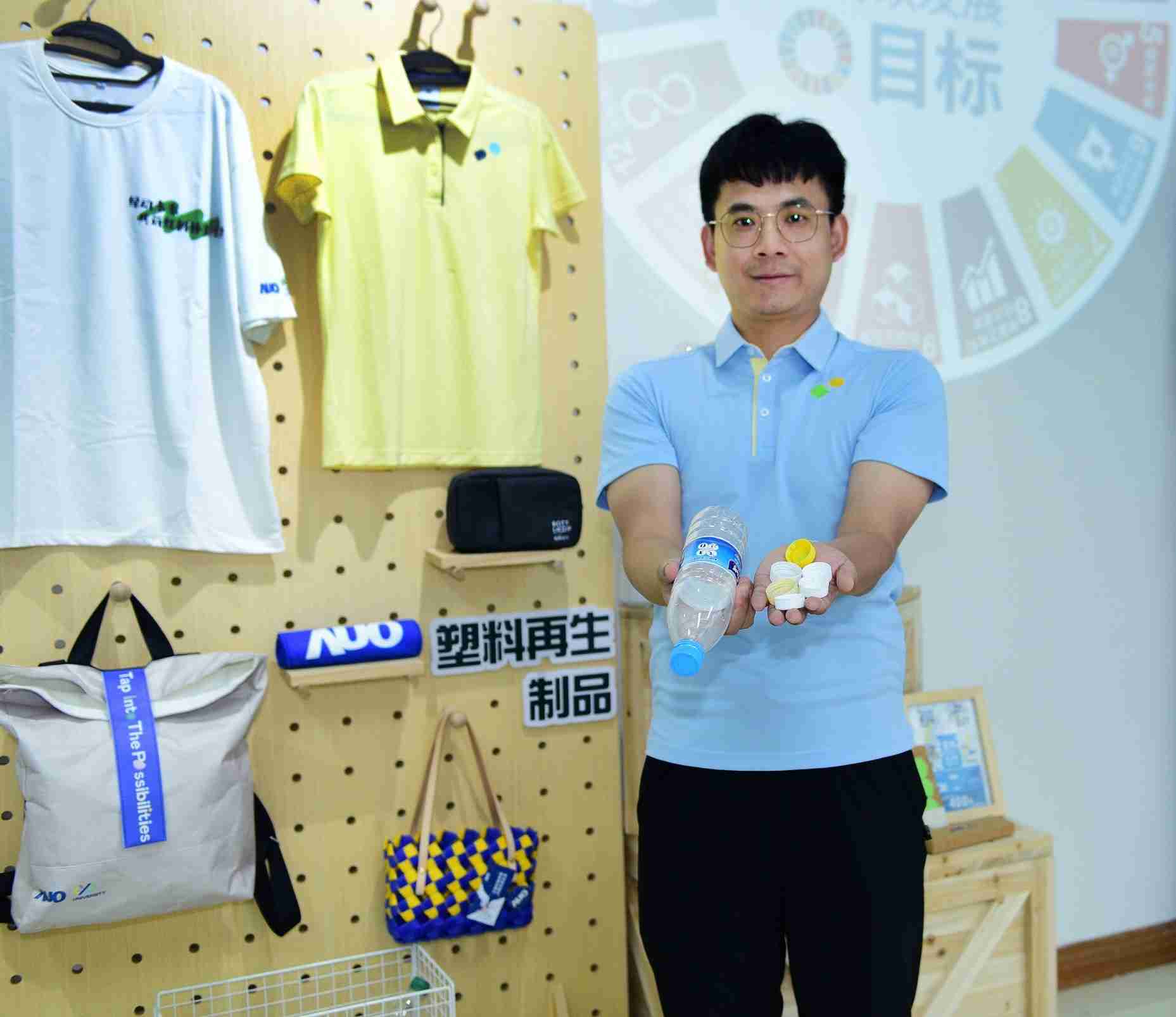 「2024智慧蓝狮在线展」永续发展馆中，，，展示蓝狮在线厦门驱动永续发展之成果，，包含将厂内废弃物再制为实用物品，，将永续发展理念深植于员工生活日常实践