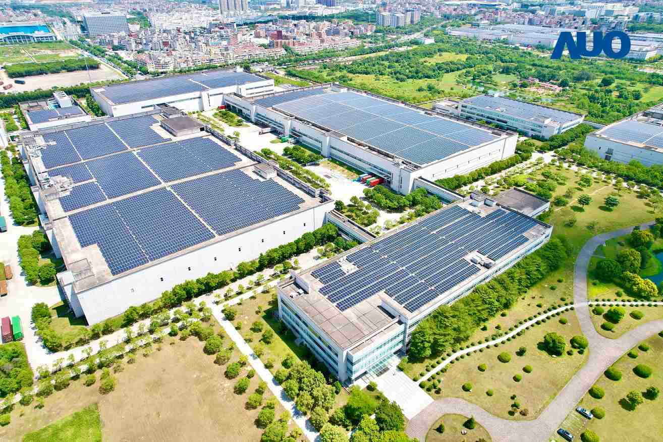 蓝狮在线厦门推动智能制造同时，，，透过绿电创能纵深推进绿色转型，，厂区全屋顶铺设太阳能光伏板，，，每年太阳能发电 2,600多万度