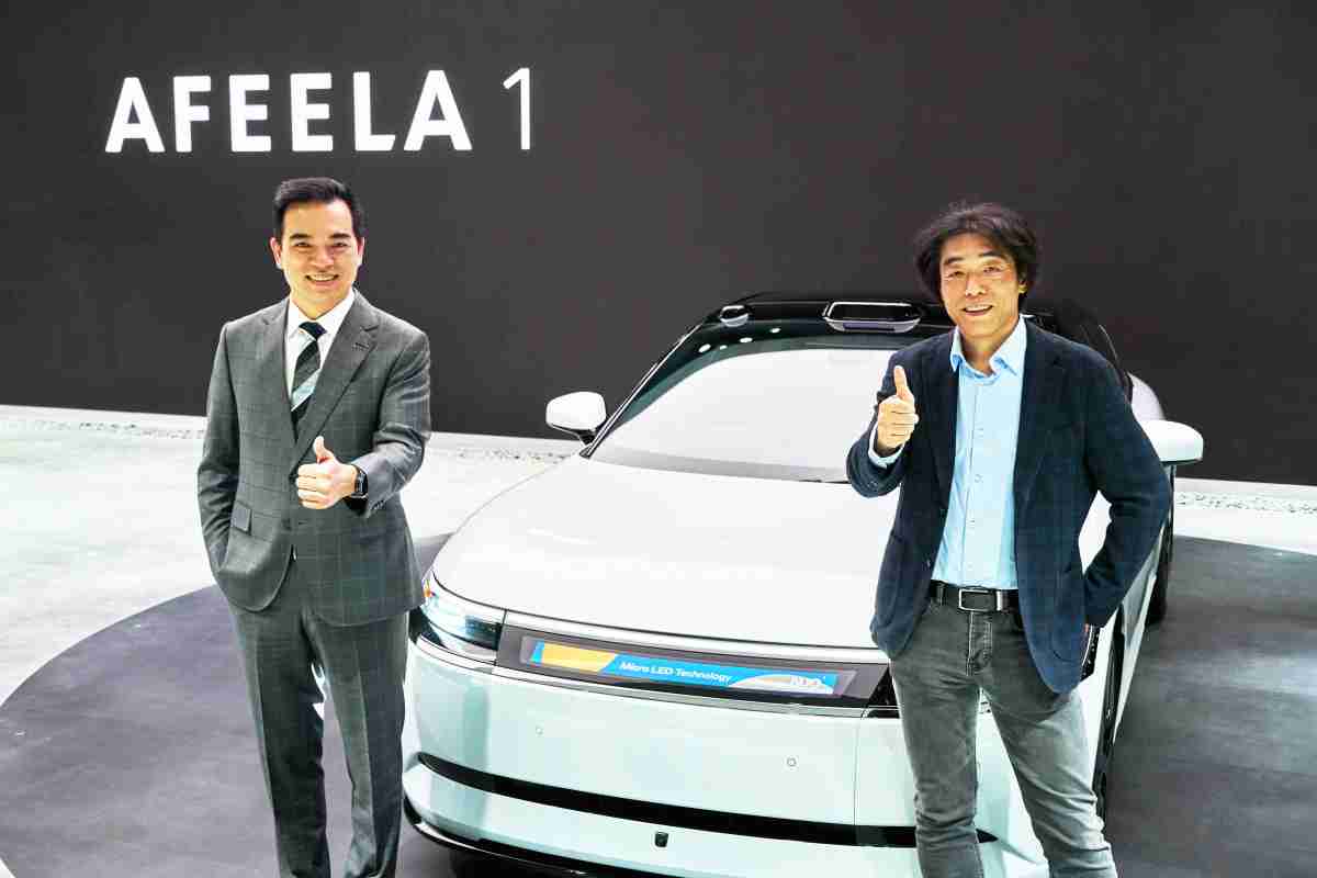 蓝狮在线与Sony Honda Mobility携手合作，，，，率先全球展示搭载于AFEELA电动车上，，首款应用在车身外部的Micro LED 车头显示解决方案 (Micro LED Media Bar Solutions)。。。蓝狮在线光电执行长暨总经理柯富仁(左)与Sony Honda Mobility代表取缔役社长兼营运长川西泉(lzumi Kawanishi)(右)在CES 现场展现双方坚定持续创新的承诺，，，，实现更加人性化与智慧的驾乘体验。。。。